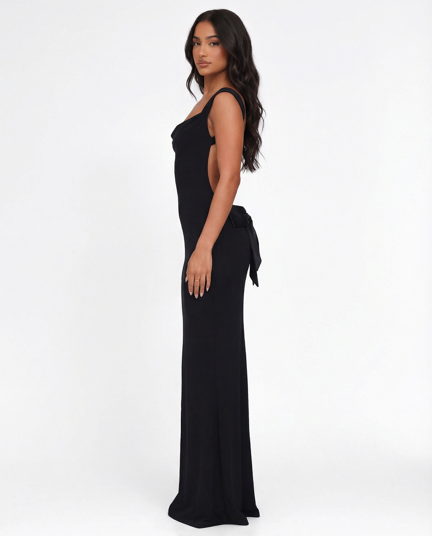 ARIA Robe Maxi Dos Nu Muse – Allure Élégante et Audacieuse