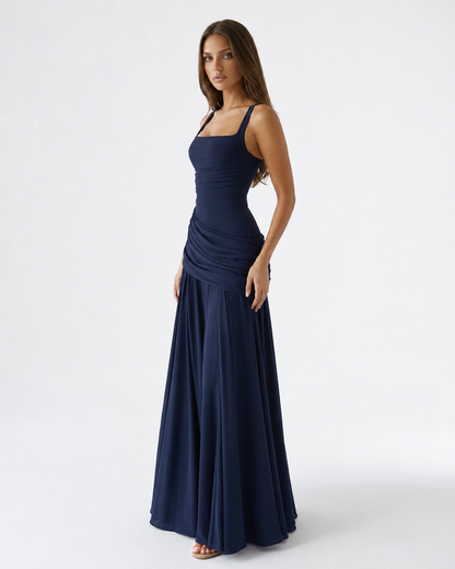 Robe Maxi Sculptée Muse – Col Carré, Lacets Dos et Drapé Hanches