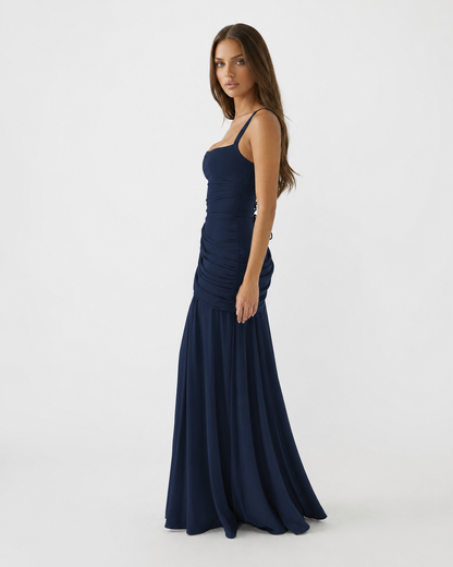 Robe Maxi Sculptée Muse – Col Carré, Lacets Dos et Drapé Hanches