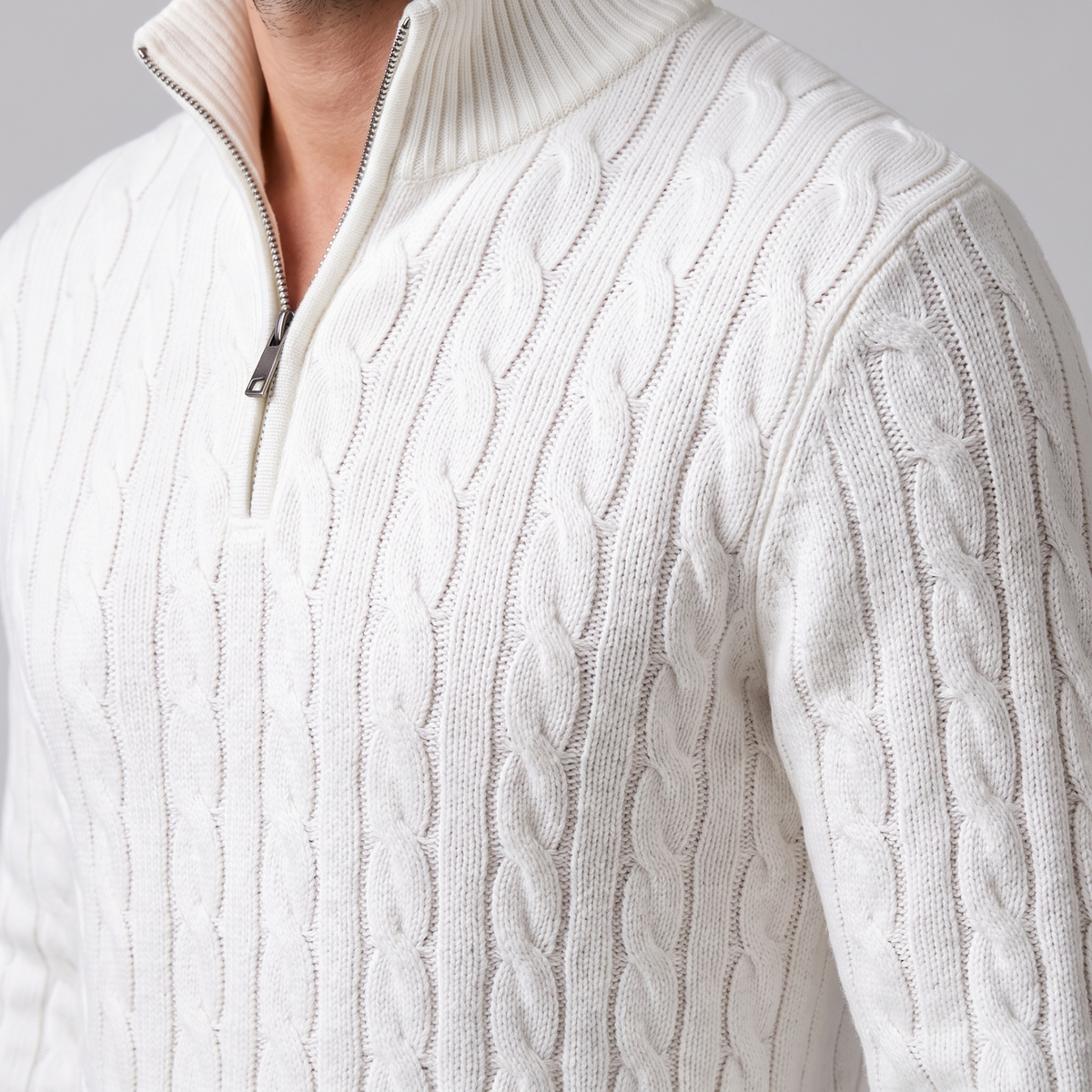 Herren-Pullover aus Baumwollstrick mit Zopfmuster und Reißverschlusskragen