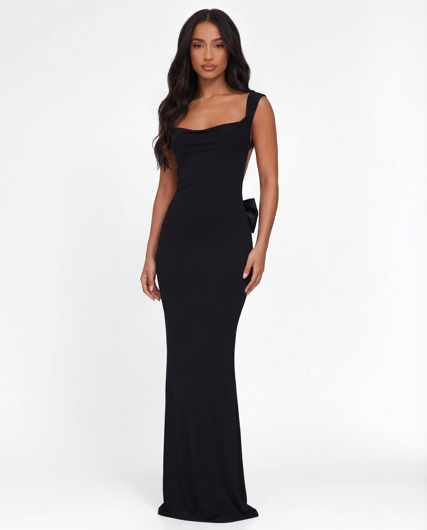 ARIA Robe Maxi Dos Nu Muse – Allure Élégante et Audacieuse