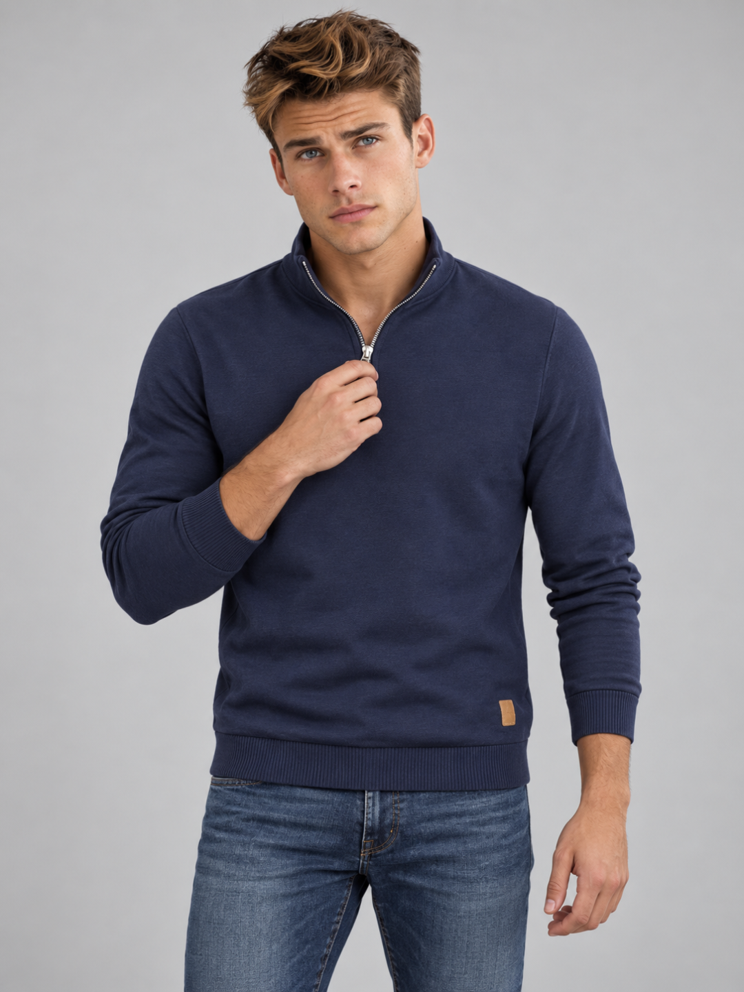 Weicher gestrickter Herrenpullover mit kurzem Reißverschluss und Polokragen