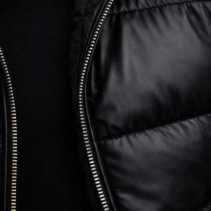 Leichte, gesteppte Herrenjacke mit Kapuze für den Herbst