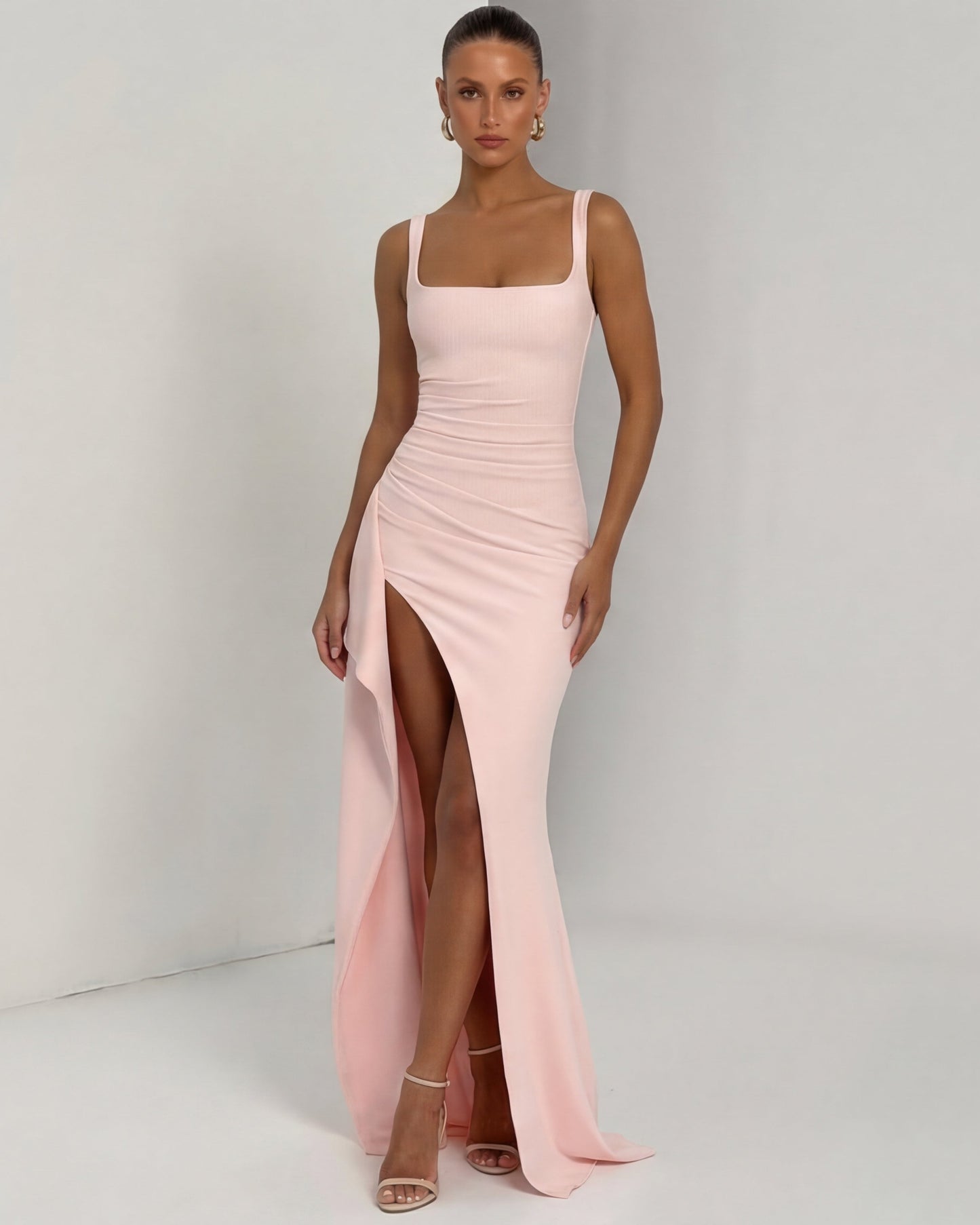 Robe Maxi Main Character – Coupe Gainante et Col Carré