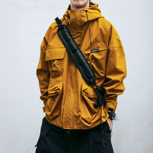 Urbaner Herren-Windbreaker mit Kapuze und Cargotaschen